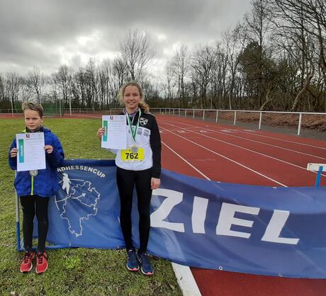 Tom als 2. der U12 und Lisa als 1. der U14 über die 1000m in Hessisch Lichtenau