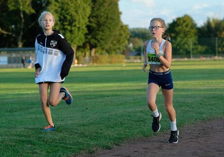 Lara (Platz 1 über 1000m) begleitet Lenja zu Platz1 der 5km ;-)