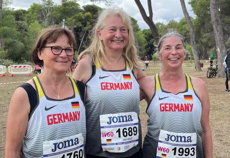 KSV Crossläuferinnen von links: Marianne, Renate, Barbara im Nationaltrikot