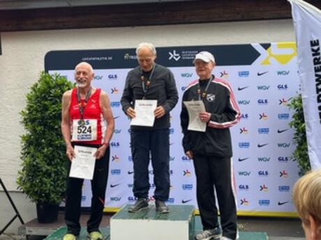 Im Bild die Siegerehrung der M85 mit Hans Hermann (rechts) – Leichtathletik hält fit bis ins „hohe“ Alter!