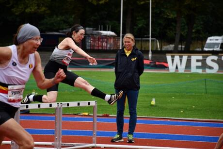 Regina Machner beim 80m Hürdenlauf