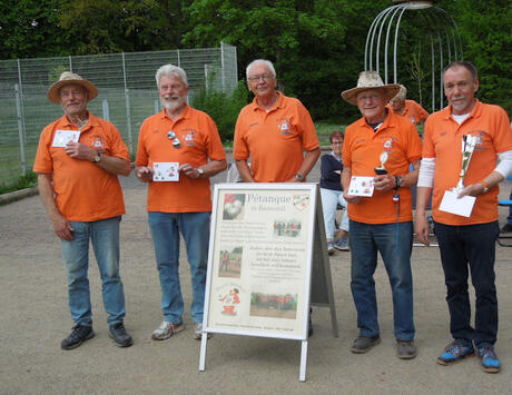 Die Gewinner (v.l.) Frank Platz 3, Udo Platz 2, Harald, Günter Platz 1, Ralf mit dem Fair-Play-Pokal