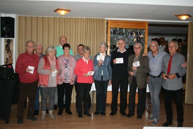 10 glückliche Gewinner, mit Vorstand (r.) | © KSV Baunatal | Pétanque