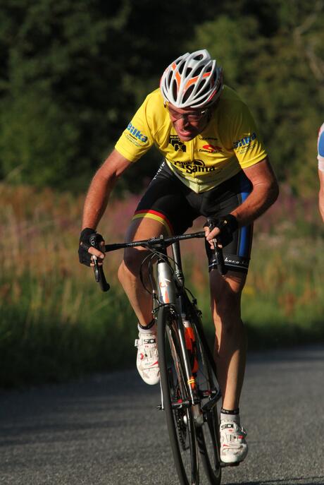 Bernd Schmelz als führender im gelben Trikot