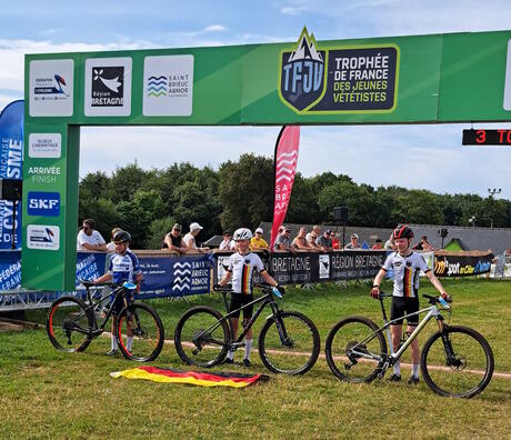 immer vorn mit dabei Paul (rechts) bei einer von vielen Siegerehrungen hier mit dem 3. Platz beim XCO Rennen.