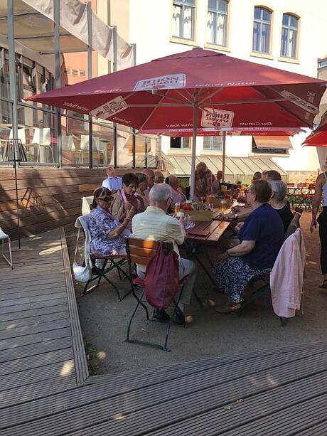 Foto eines Biergarten mit Wanderern | © KSV Baunatal, Abteilung Wandern, 2019