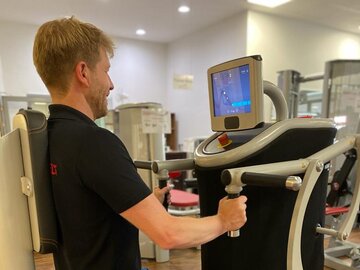 Studioleiter Christoph an einem neuen EGym Gerät