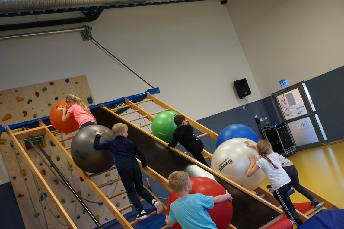 Kinder mit Gymnastikbällen auf Actioncenter Kinder mit Gymnastikbällen auf Actioncenter