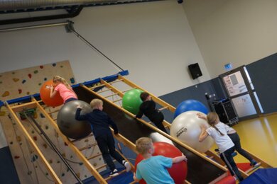 Kinder mit Gymnastikbällen auf Actioncenter