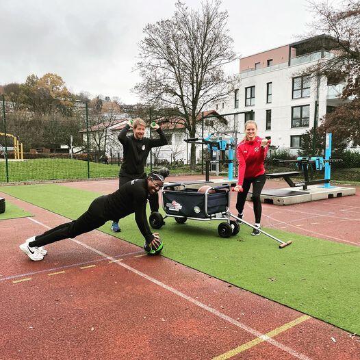 Frischluft tanken bei unseren Outdoor Fitness- und Gesundheitskursen Frischluft tanken bei unseren Outdoor Fitness- und Gesundheitskursen