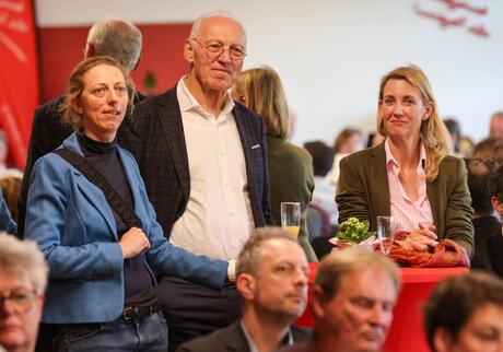 Ehrenvorstand Hans-Günter Jakob mit Tochter Johanna (l.) und MdL Anna-Maria Schölch (r.)