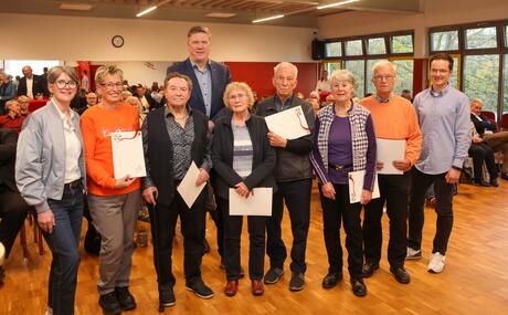 Auszeichnung für 50- und 60-jährige Vereinszugehörigkeit - Annette Böhle (l.) und Matthias Bode (r.) mit den Jubilaren