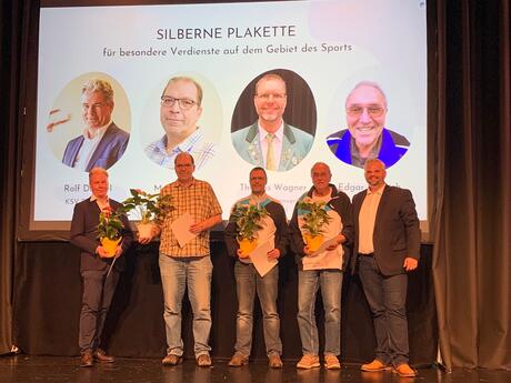 Rolf Dubbel (l.) erhält die silberne Plakette der Stadt Baunatal für sein herausragendes Engagement und seine Verdienste für den KSV Baunatal.